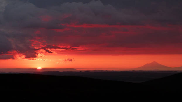 Nieuw-Zeeland - Zonsondergang vanaf mount Doom, met 150km verderop mount Taranaki