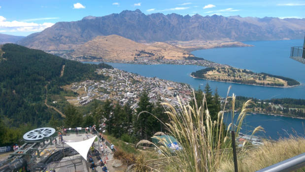 Queenstown - Uitzicht over Queenstown bovenop de luge baan