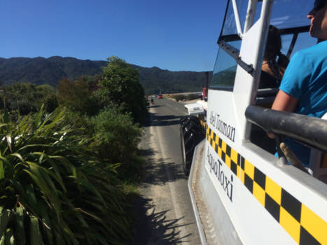 Abel Tasman National Park - Met watertaxi en al op de tractor..