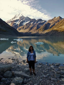 Mount Cook National Park - Mount Cook met aan de voet van de berg een gletsjer en een ijsmeer.
