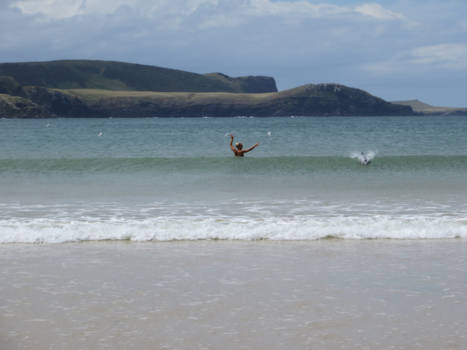 The Official Centre of New Zealand - One with Nature, samen in de golf. Hector (dolfijn) & ik.