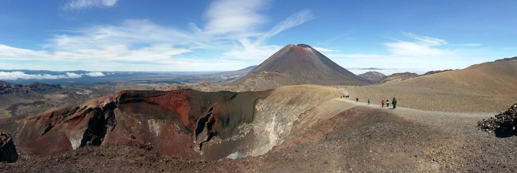 Tongariro Crossing - Tongariro Alpine crossing door het vulkanisch terrein van Mt. Ngauruhoe (aka Mt.Doom)