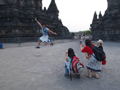 Dunedin Public Art Gallery - crazy tourists
