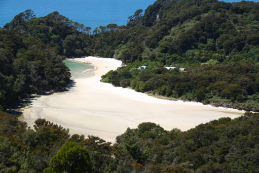 Abel Tasman National Park - Doorkijk over het strand tijdens een wandeling in het Abel Tasman Park