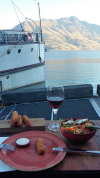 Queenstown - Heerlijk eten aan het meer in Queenstown.