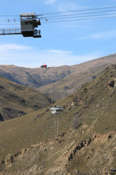 Queenstown - Queenstown. Slingeren als een aap tussen de bergen; Bungee Nevis Swing