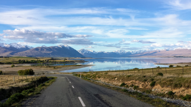 Lake Tekapo - vanaf Lake Tekapo naar Lake McGregor een schitterend uitzicht