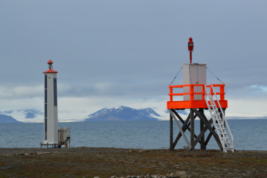 Rondreis Nieuw-Zeeland in zes weken - Vuurtoren met de Fjorden op de achtergrond in de baai van Longyearbyen te Spitsbergen