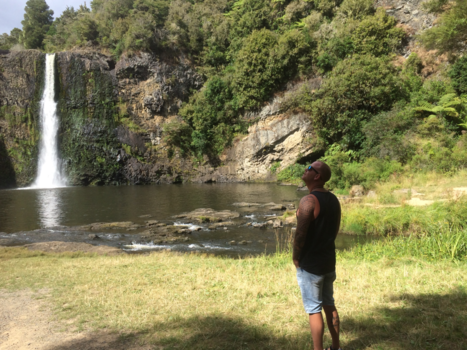 Wizard of New Zealand - Een momentje stilte bij de Hunua Falls....
