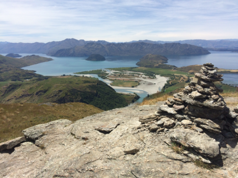 Wanaka - Hiking next to lake Wanaka
