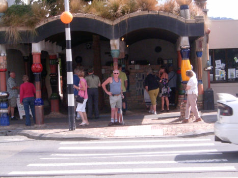 The Official Centre of New Zealand - toiletten van Hundertwasser in Kawakawa