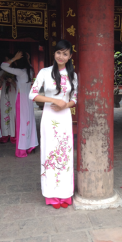 Rondreis Nieuw-Zeeland in zes weken - Eindexamenfeest in tempel Hanoi: fraai uitgedost