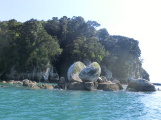 Nieuw-Zeeland - Abel Tasman National Park: Apple split Rock