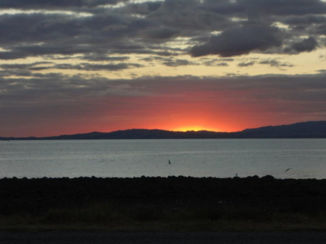 Nieuw-Zeeland - Vanaf je camper Zonsondergang bij het eten. Heerlijk zo vrij in de natuur camperen