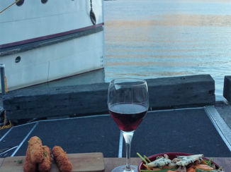 Queenstown - Heerlijk eten aan het meer in Queenstown.