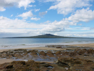 Nieuw-Zeeland - Uitzicht op Rangitoto vanuit de kust bij Takapuna
