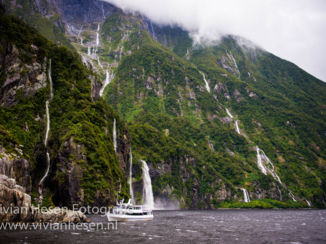 Milford Sound Highway - Boatride into the Fjord